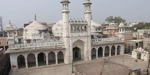 ஞானவாபி மசூதியில் கண்டெடுக்கப்பட்டதாக சொல்லப்படும் சிவலிங்கம் - வாரணாசி நீதிமன்றம் அதிரடி