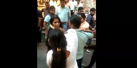 காதலியுடன் ஹாயாக ஷாப்பிங் - கையும் களவுமாக மனைவியிடம் சிக்கிய கணவருக்கு விழுந்த தர்ம அடி!