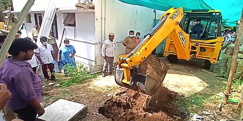 திண்டுக்கல் காங்கிரஸ் அலுவலகத்தில் மாந்திரீகம் செய்து மாடு புதைக்கப்பட்டதாக புகார்