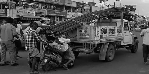 விதிகளை மீறி வாகனத்தில் கம்பி ஏற்றி சென்றவரால் பின்னால் வந்தவருக்கு ஏற்பட்ட துயரம்