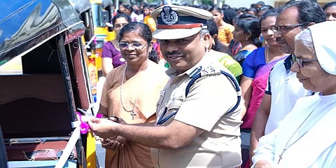 பெரும் மாற்றத்துக்கான சிறு துளியாக தெறிக்கும் வேலூரின் `ஆட்டோ நூலகம்’ கான்செப்ட்!