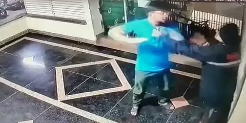 காவலாளியை தாக்கிய குடியிருப்புவாசி - சிசிடிவி காட்சி வைரல்