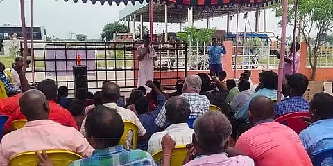 16-வது நாளாக தொடரும் பெரம்பலூர் சுங்கச்சாவடி ஊழியர்கள் போராட்டம்