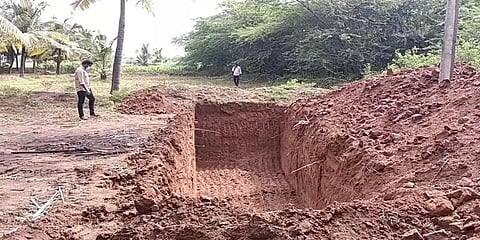 4000 கோழிகளை கருணைக்கொலை செய்த நிறுவனம்...ஊழியரின் தோட்டத்தில் புதைக்க முயன்றதால் பரபரப்பு