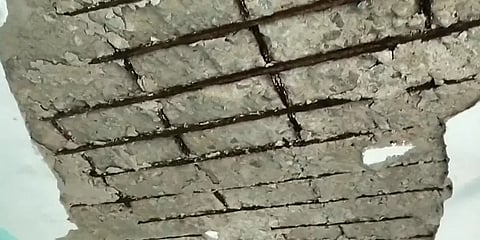 திடீரென பெயர்ந்து விழுந்த அரசாங்க அலுவலக மேற்கூரை-நூலிழையில் உயிர்தப்பிய வருவாய் ஆய்வாளர்!