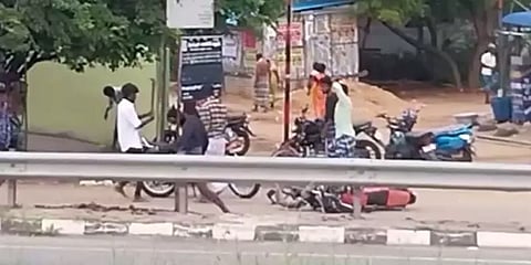 மதுரை: மதுபோதையில் அரிவாளுடன் சாலையில் அட்டூழியம் செய்த கும்பல் - பதைபதைக்கும் வீடியோ