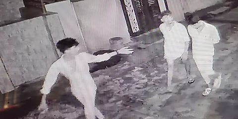 ’பைக்க தான் திருட முடியல பெட்ரோலையாவது திருடுவோம்’-சிசிடிவியில் சிக்கிய திருடர்களின் செயல்