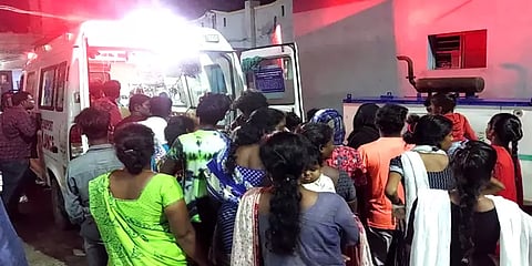 ஆம்பூர்: வீட்டின் வெளியே விளையாடிக் கொண்டிருந்த சிறுவனை கடித்த பாம்பு