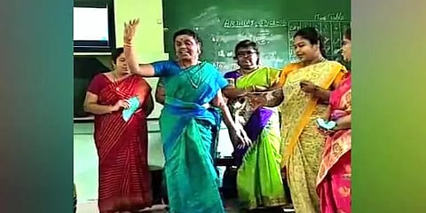 திருவாரூர்: எண்ணும் எழுத்தும் பயிற்சி வகுப்பு: ஆடிப்பாடி பயிற்சி அளித்த தலைமை ஆசிரியை