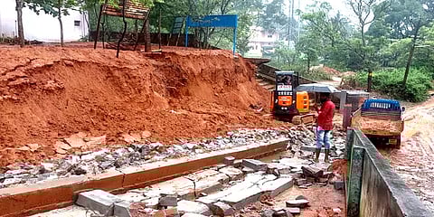 கனமழை எதிரொலி - கட்டி முடிக்கப்பட்ட மூன்றே நாளில் இடிந்து விழுந்த பள்ளி சுற்றுச் சுவர்!