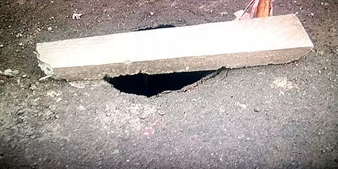 கோவை: சாலையில்  திடீரென ஏற்பட்ட பள்ளம் - அச்சத்தில் பொதுமக்கள்