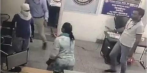 இதுவல்லவா துணிச்சல்! திருடனுக்கே டஃப் கொடுத்த ராஜஸ்தான் பெண் வங்கி அதிகாரி! வைரல் வீடியோ