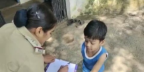 "அம்மா எனது சாக்லெட்களை திருடறாங்க; ஜெயிலில் போடுங்க" - குட்டிச்சிறுவனின் க்யூட் புகார்!!