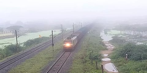 திருப்பத்தூர்: கடும் பனிமூட்டம் காரணமாக முகப்பு விளக்குகளை எரியவிட்டபடி செல்லும் வாகனங்கள்