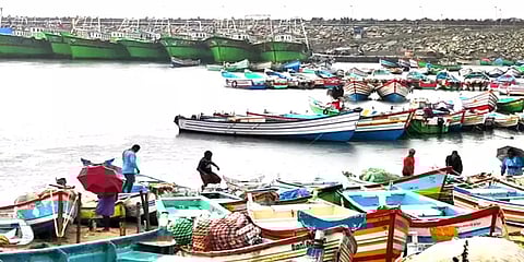 கன்னியாகுமரி: அரபிக்கடலில் பெய்யும் கனமழை - முட்டம் கடற்கரையில் காத்திருக்கும் படகுகள்