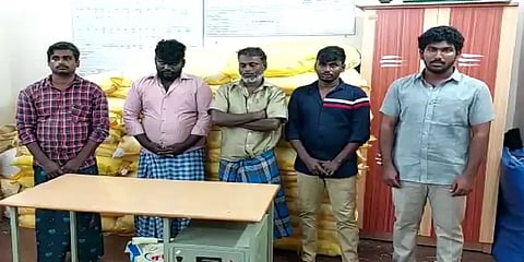 போலீசாரின் வாகன சோதனையில் சிக்கிய 2 டன் குட்கா பறிமுதல் - மதிப்பு எவ்வளவு தெரியுமா?