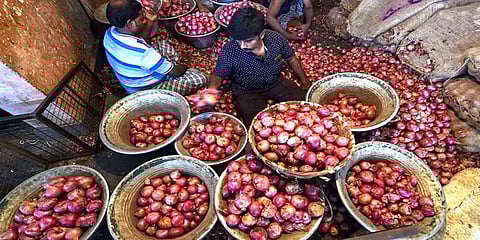 கோயம்பேடு: வரத்து குறைவால் கிடு கிடுவென விலை உயர்ந்த சின்ன வெங்காயம்