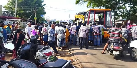 ஈரோடு: உறவினரின் இறப்பு நிகழ்ச்சிக்கு சென்ற தம்பதியருக்கு நேர்ந்த பரிதாபம்