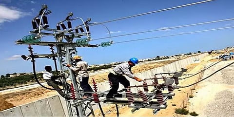 தமிழக மின்வாரிய ஒப்பந்த தொழிலாளர்கள் ஆந்திராவில் தஞ்சம் - என்ன காரணம்?