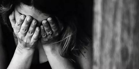 ‘ஒற்றை ஜடையா போடுகிறாய்?’.. பள்ளி மாணவியை அறைக்குள் பூட்டி தலைமுடியை வெட்டிய பிரின்சிபல்!