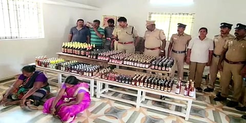 வீட்டுக்குள் 600 மதுபாட்டில்களை பதுக்கிவைத்த மாமியார் மருமகள்... அதிர்ச்சி பின்னணி!