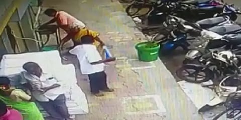 “நகையோடு போனா ஆஃபர் தரமாட்டாங்க”.. வாண்டட் ஆக நகைகளை கொடுத்து ஏமாந்த மூதாட்டிகள்!