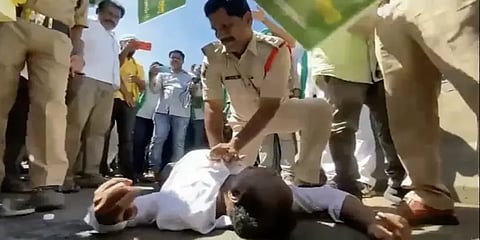 மாரடைப்பால் தரையில் விழுந்த விவசாயி.. உடனடியாக சிபிஆர் சிகிச்சை செய்த போலீஸ்! வைரல் வீடியோ