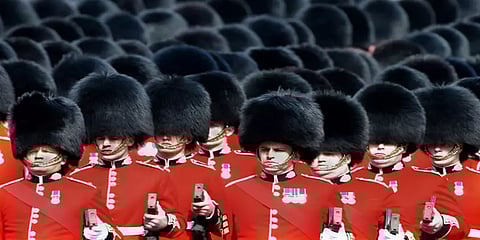 பிரிட்டிஷ் வீரர்களின் தொப்பிகளுக்காக கொல்லப்படும் 100க்கணக்கான கரடிகள்.. ஏன் தெரியுமா?