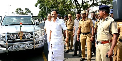`மக்கள் நலனுக்காக...’- முதல்வர் செல்லும் வழியில் நிற்கும் காவலர்கள் எண்ணிக்கை குறைப்பு!