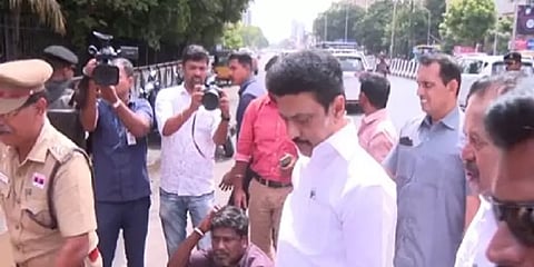 கான்வாய் செல்லும் வழியில் விபத்து - காரிலிருந்து இறங்கி நின்று விசாரித்த முதல்வர் ஸ்டாலின்