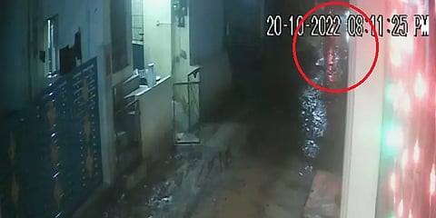 உயிரை காவுவாங்கிய பாதாளச் சாக்கடை பள்ளம் - மதுரையில் பொதுமக்கள் சாலை மறியல்