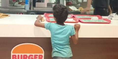 உலக உணவு தினத்தில் 'பர்கர் கிங்' ஊழியர் செய்த வியக்கத்தகு செயல்... பின்னணி என்ன?