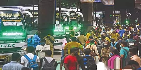 தீபாவளி சிறப்பு பேருந்து: ”ஒரே நாளில் 1.65 லட்சம் பேர் பயணம்” - போக்குவரத்துத்துறை தகவல்!