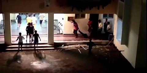 தூக்கில் தொங்கிய நிலையில் இஞ்ஜினியர் மாணவர் உடல் மீட்பு - போலீஸ் வருவதற்குள் நடந்தது என்ன?