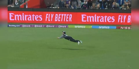 மூச்சிறைக்க ஓடிவந்து தாவிப்பாய்ந்து கேட்ச் பிடித்த பிலிப்ஸ்! ஹார்டின்ஸ் அள்ளும் வீடியோ!