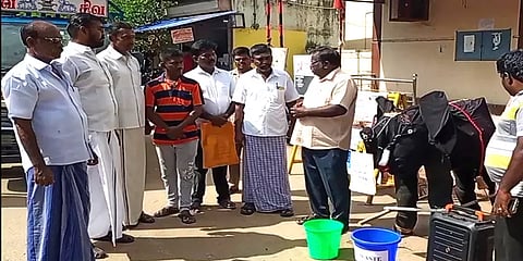 குப்பைகளைக் கொண்ட தூய்மைப் பணியாளர்கள் உருவாக்கிய விழிப்புணர்வு யானை பொம்மை