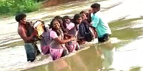 மலட்டாற்றில் வெள்ளப்பெருக்கு: ஆபத்தை உணராமல் தரைப்பாலத்தை கடந்து செல்லும் மாணவிகள்
