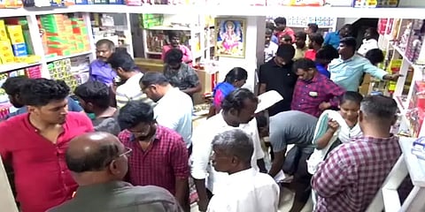 சிவகாசியில் இறுதிக்கட்ட பட்டாசு விற்பனை விறுவிறுப்பு: கடும் போக்குவரத்து நெரிசல்