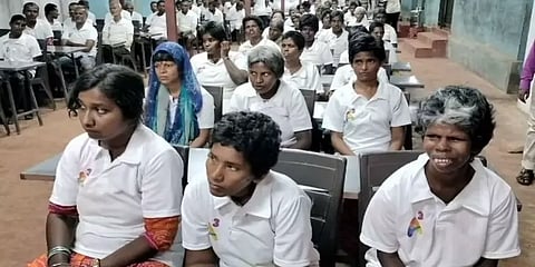 மனநலம் பாதிக்கப்பட்டோர், மாற்றுத்திறனாளிகளுடன் தீபாவளி கொண்டாட்டம் - அசத்திய அமைச்சர்