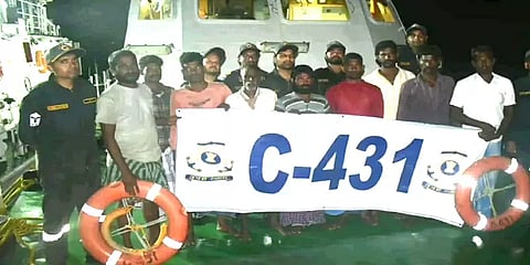 நடுக்கடலில் தத்தளித்த 9 மீனவர்களை பத்திரமாக மீட்ட இந்திய கடலோர காவல்படை
