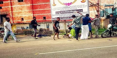 கோஷ்டி மோதல்: பீர் பாட்டிலால் தாக்கிக்கொண்ட இளைஞர்கள் - விருத்தாச்சலத்தில் பரபரப்பு