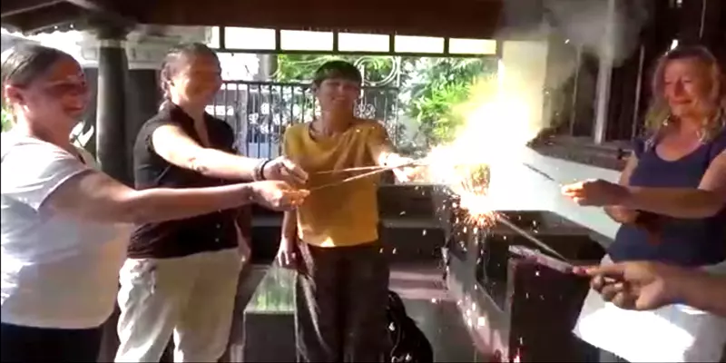 மாமல்லபுரம்: பட்டாசு வெடித்து உற்சாகமாக தீபாவளியை கொண்டாடிய பிரான்ஸ் நாட்டு தோழிகள்!