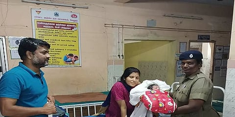 ரயில் பயணத்தில் திடீர் பிரசவ வலி- கர்ப்பிணிக்கு உதவிய பெண் காவலருக்கு குவியும் பாராட்டுகள்