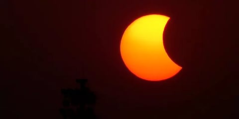 இணையத்தை கலக்கும் சூரிய கிரகணத்தின் சில பிரத்யேக புகைப்பட காட்சிகள்!