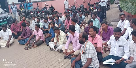 கைகளில் தீச்சட்டி ஏந்தி போராடிய சுங்கச்சாவடி ஊழியர்கள்! தீர்வு எப்போது?