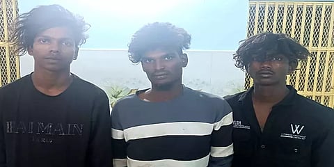 பொதுமக்களுக்கு அச்சுறுத்தல்: பட்டாக்கத்தியை தரையில் தேய்த்தபடி பைக்கில் சென்ற இருவர் கைது