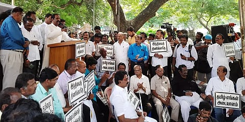`பொறுத்துக் கொள்ள மாட்டோம்’- இந்தி திணிப்புக்கு எதிரான ஆர்ப்பாட்டத்தில் வைரமுத்து