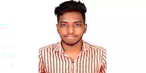 மாநகர பேருந்தின் படியில் தொங்கியவாறு பயணம் செய்த கல்லூரி மாணவனுக்கு நேர்ந்த பரிதாபம்