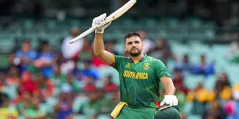 முதல் சதத்தை பதிவுசெய்த தென்னாப்பிரிக்கா வீரர் -206 ரன்கள் இலக்கை அடைய தடுமாறும் வங்கதேசம்