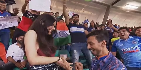 “வில் யூ மேரி மீ”.. மைதானத்திலேயே ப்ரபோஸ் செய்த ரசிகர்! பெண் தோழி கொடுத்த ரியாக்ஷன்!